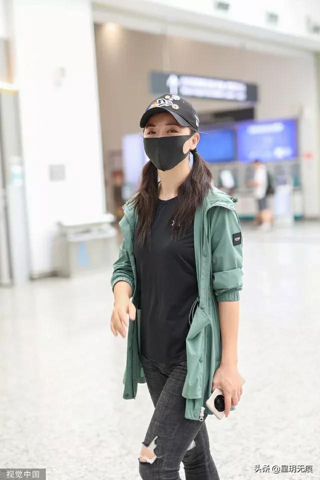 黄小蕾扎双马尾抵达机场 对镜打招呼比心随性亲切