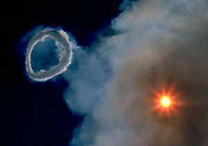 成都天空巨型黑色圆环悬浮，在空中久久不散，可能是什么？