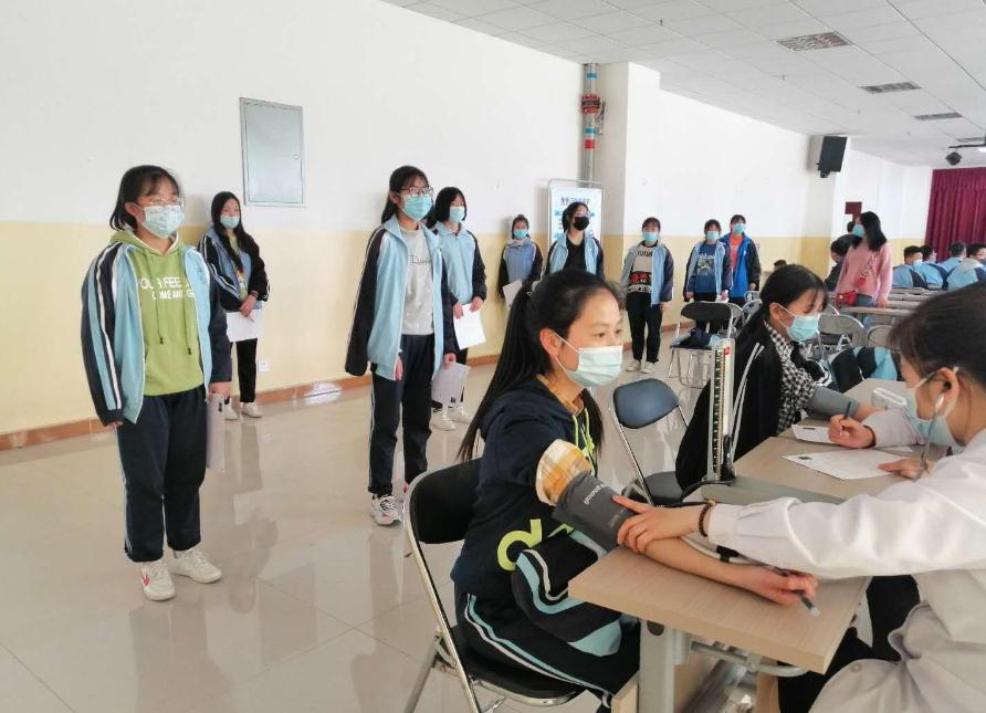 高考体检需要“全部脱光”？现场一片混乱，把医生都给逗笑了