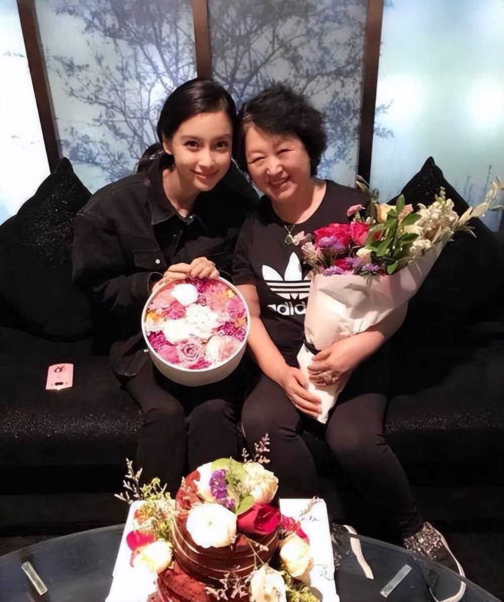 黄晓明之母张素霞：挽救过儿子的婚姻，现在她的心最痛