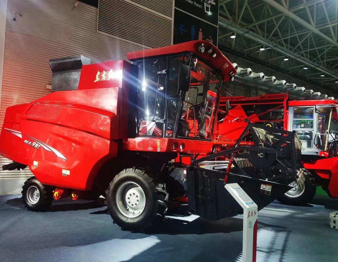 国际农机展上的东方红9b2联合收割机东方红4lz-9b山东售价