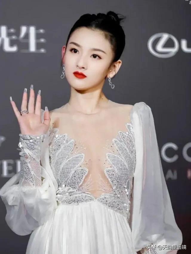 宋祖儿越来越有女人味了