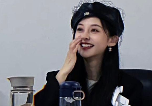 安徽某大学女老师走红，复古打扮神似“司藤”，学生们争着来上课