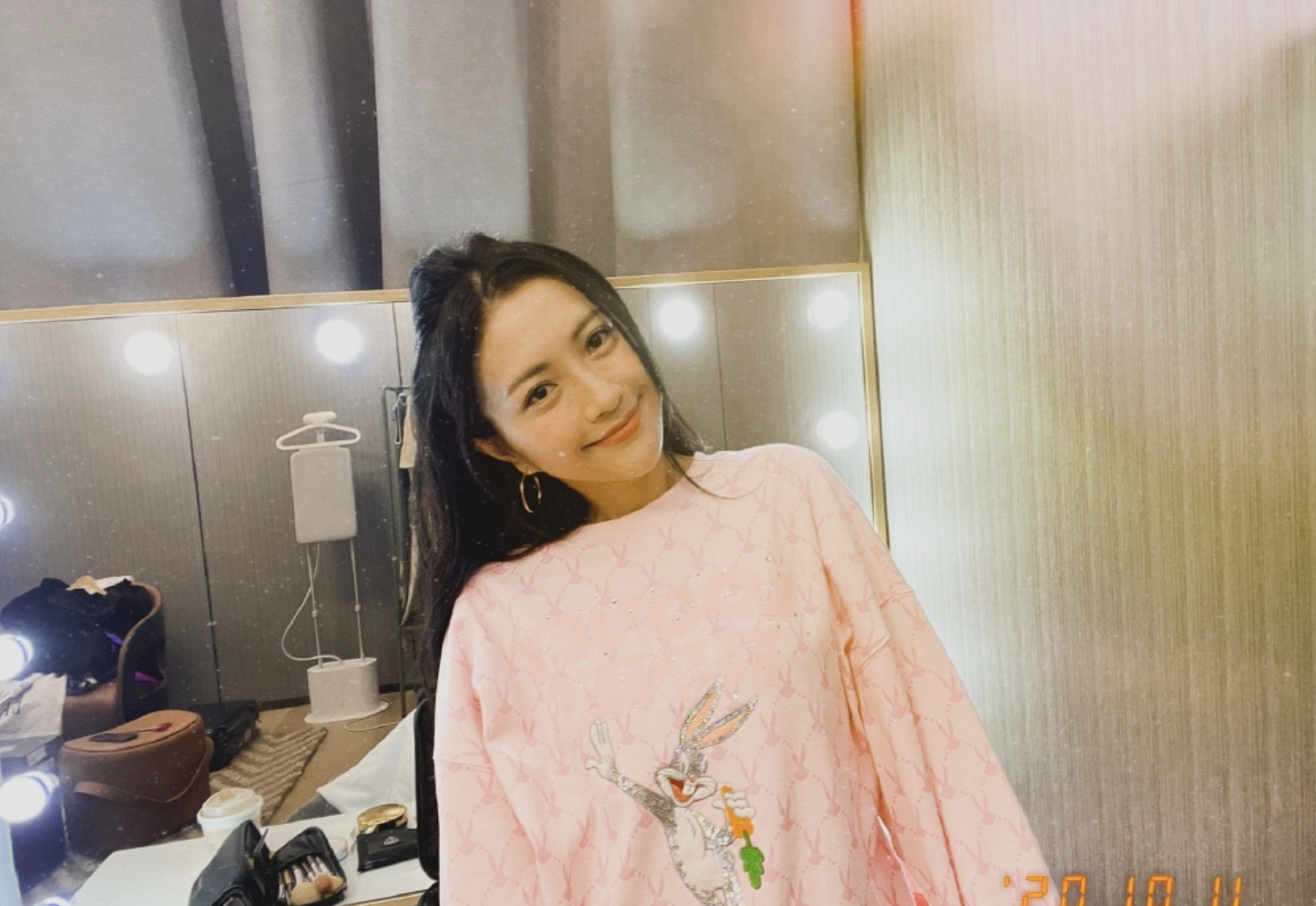 包贝尔环球影城度假，回应柳岩事件后好心情不减，饺子穿吴京同款