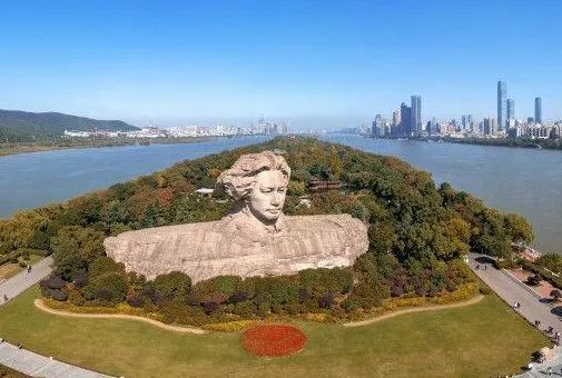 橘子洲头迎来2021年第一场雪，与春夏秋季橘子洲头有什么不同？