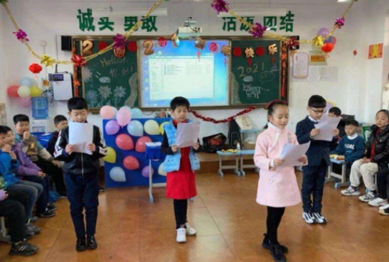 湖北一学校元旦晚会引热议，学生跳舞有些大胆，网友：真的不冷吗