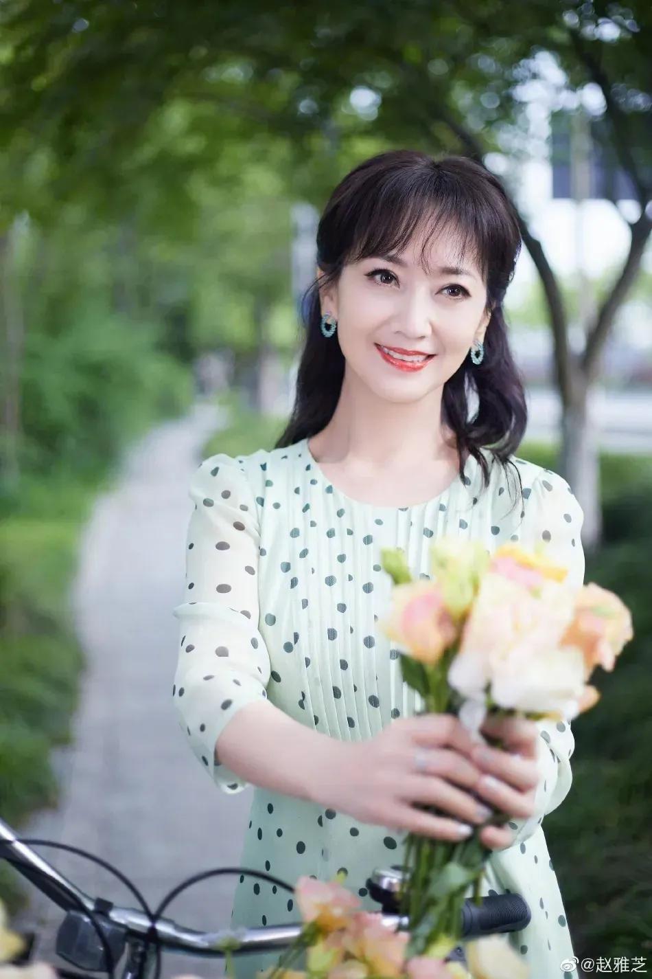 68岁赵雅芝手持鲜花美若天仙！不老女神太惊艳了