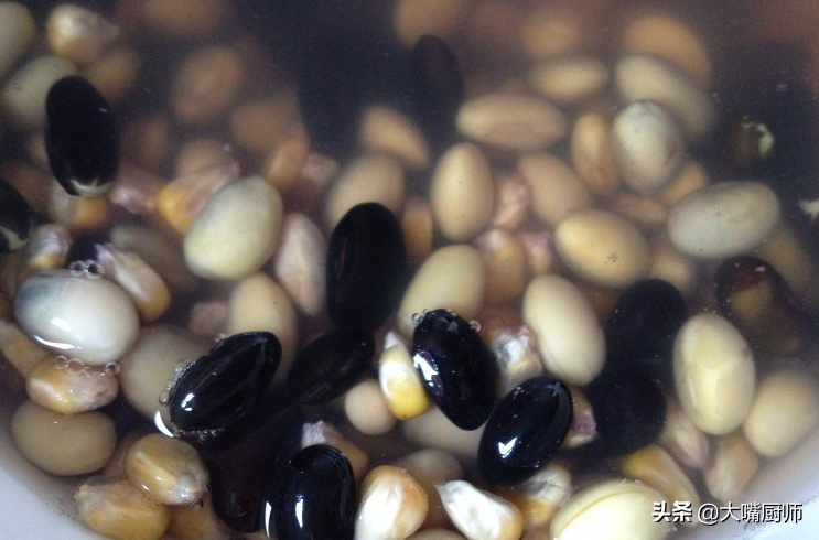 在家打豆浆，有必要泡豆子吗？教你正确做法，豆浆香浓细腻豆渣少