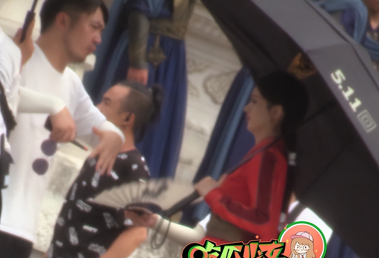 赵丽颖新剧铠甲照曝光，高温现场独自撑伞，身旁助理为其狂扇扇子