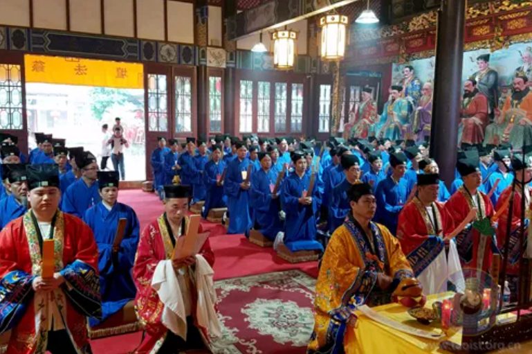 1969年，最后一任张天师撒手人寰后继无人，接班乱象频出