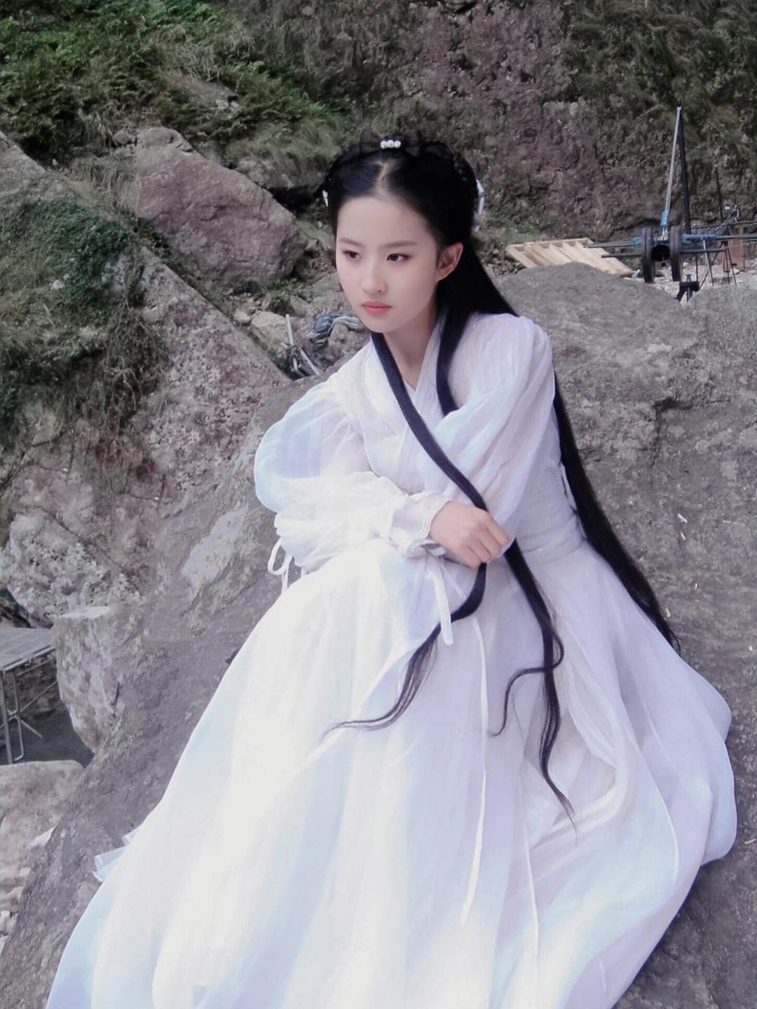 18年前刘亦菲的骑马照，感慨女娲是真的偏心