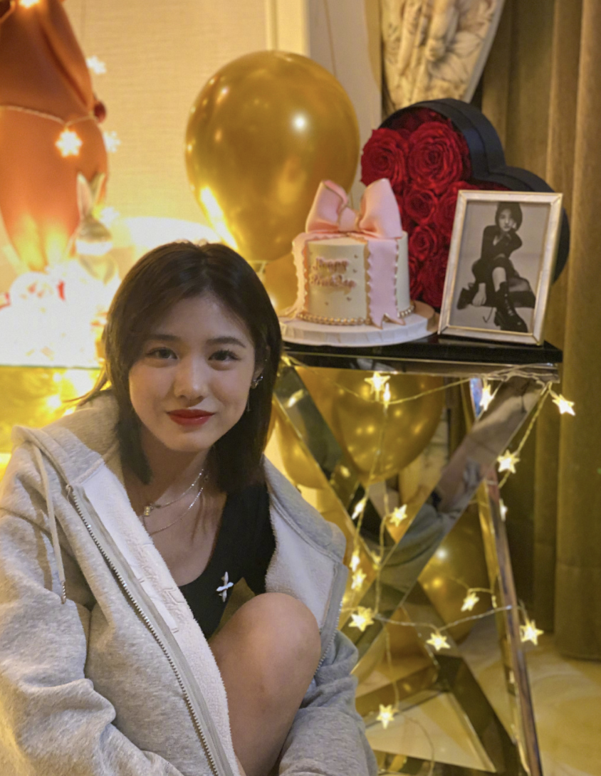 章子怡卡点晒全家福为继女庆生，16岁小苹果模样清纯被赞像陈妍希