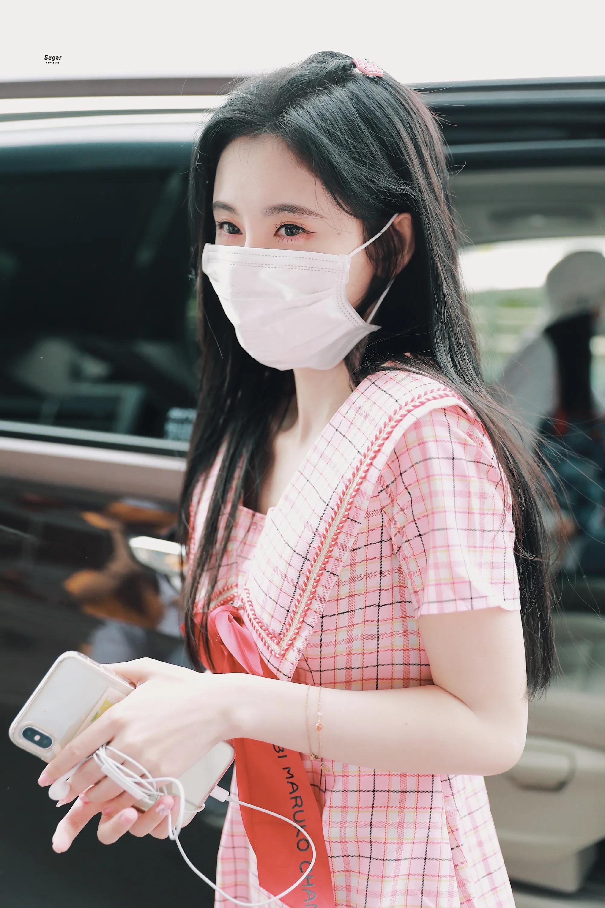 鞠婧祎机场照｜隔着口罩也能看见笑盈盈的脸