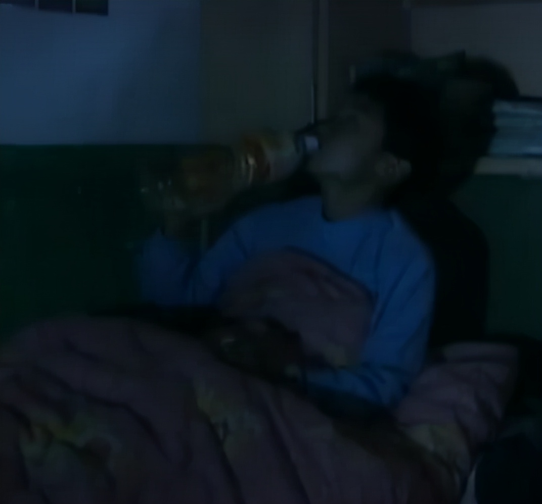 故事：农村14岁少年每天疯狂喝水,一天能喝30斤,他的身体有何不同