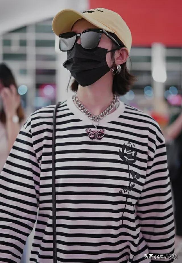 孟美岐戴墨镜鸭舌帽低调现身 搭蝴蝶吊坠嘻哈范十足