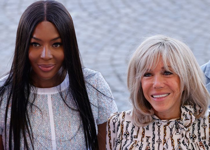 布里吉特整容也难挡皱纹了！穿长裙亮相扮嫩，和马克龙尽显母子感