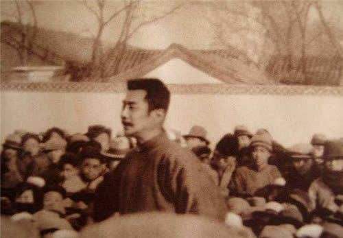 鲁迅第一次在北大上课，因穿着破旧被嘲笑，几分钟后教室鸦雀无声