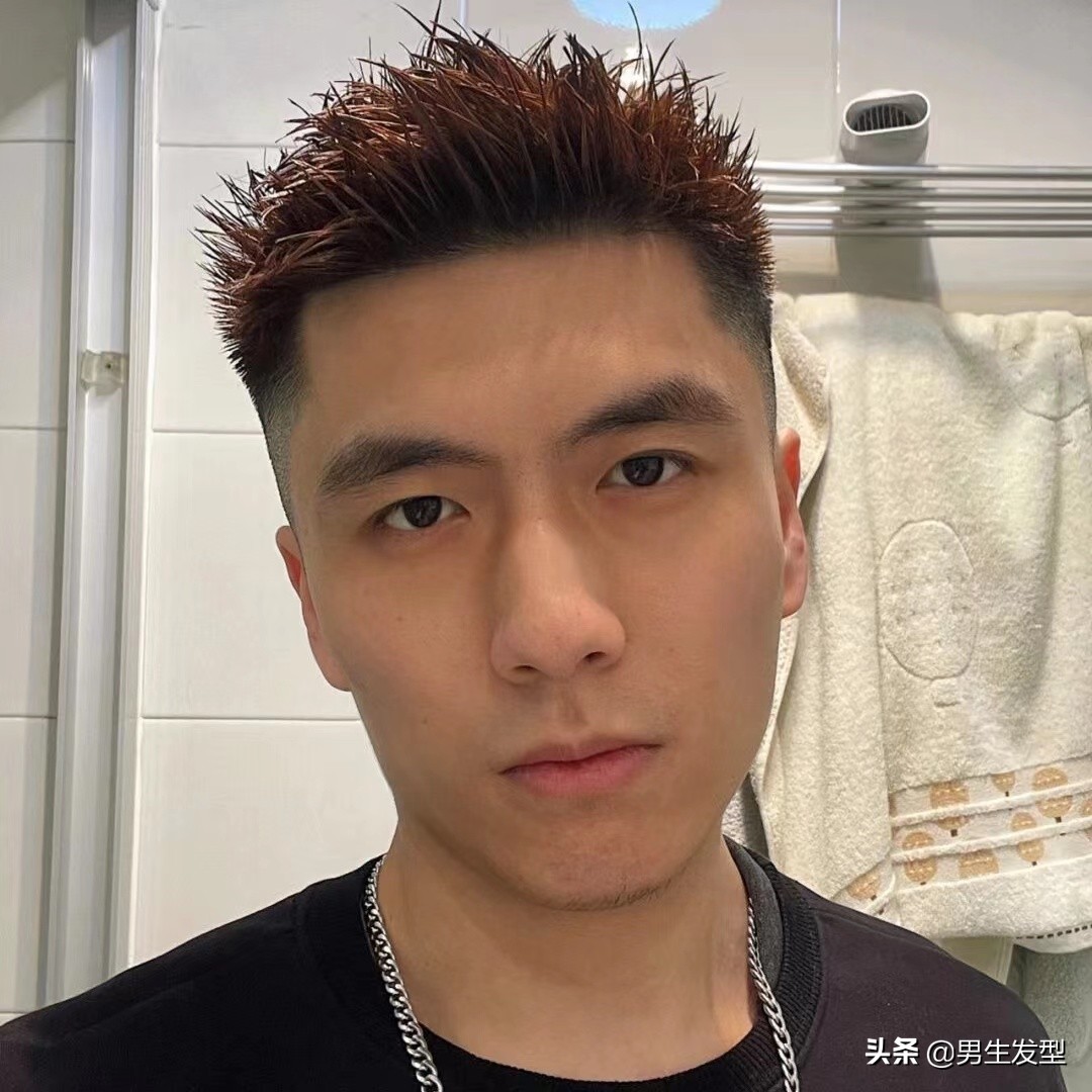 【风度翩翩，帅气侧颜杀——他留着长发依然帅气逼人】