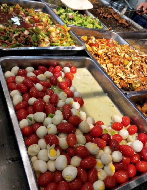 大学校园中的“阴间食堂”，看到食物有些灵异，学生直言难以下咽