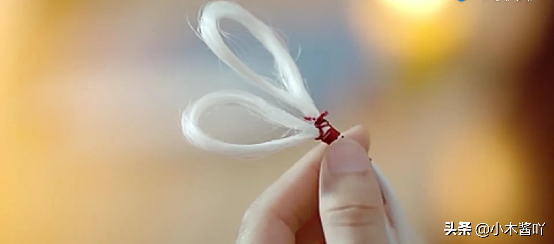 《白发王妃》现任设计喂药让她白头，前任喂解药却被她刺伤