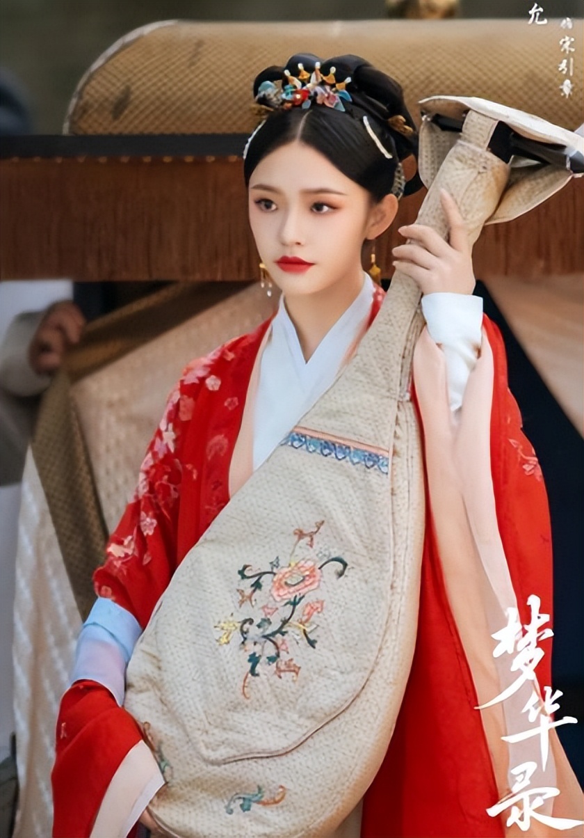 演员林允，从十二万人中脱颖而出，20岁成三十亿票房女主