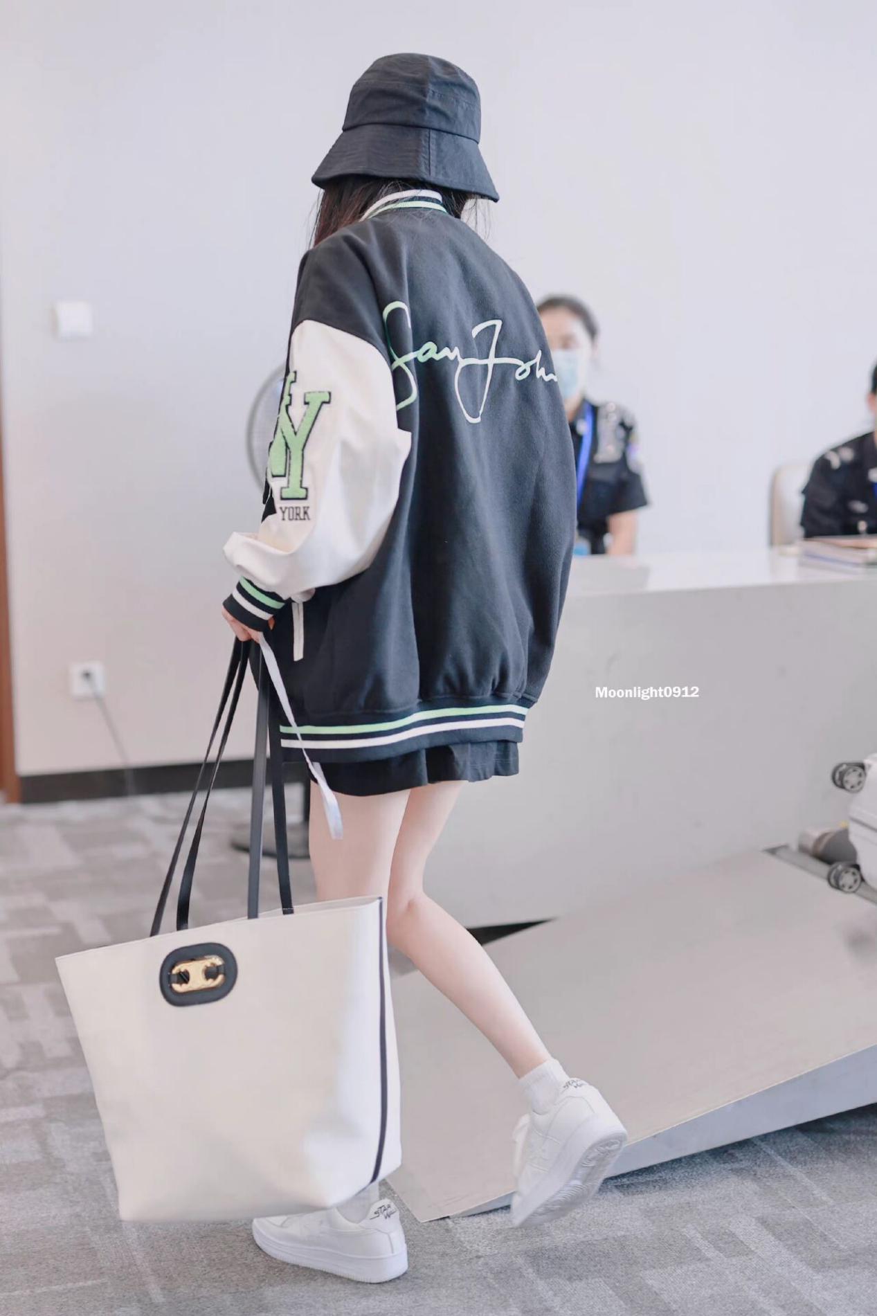 杨幂带火了一种穿搭叫“上面去运动，下面去约会”，高级又吸睛