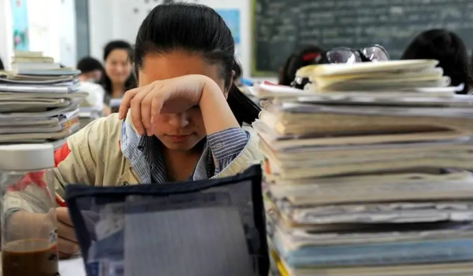 心疼！高三学生的家长可以卑微到什么程度？老师直言看着心酸