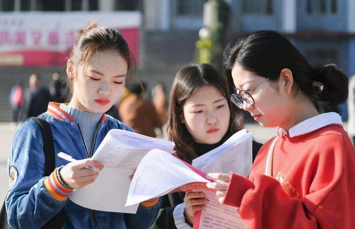 “努力就能成功”？知名教授说出大实话，三大因素或将战胜高考