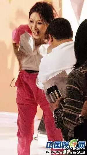 知名导演公然非礼女明星,现场照片曝光:这个人,究竟有多无耻?