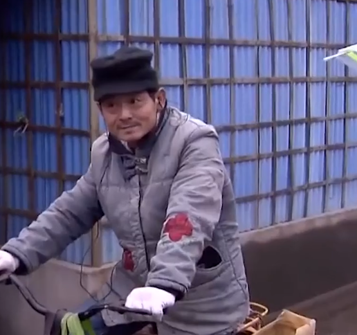 2021年女大学生失恋后发疯，殴打六旬母亲，执意嫁给50岁的流浪汉