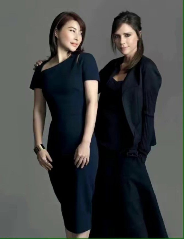 郭晶晶同框超模吕燕，穿斜肩上衣配直筒裤，输了外表赢了气场