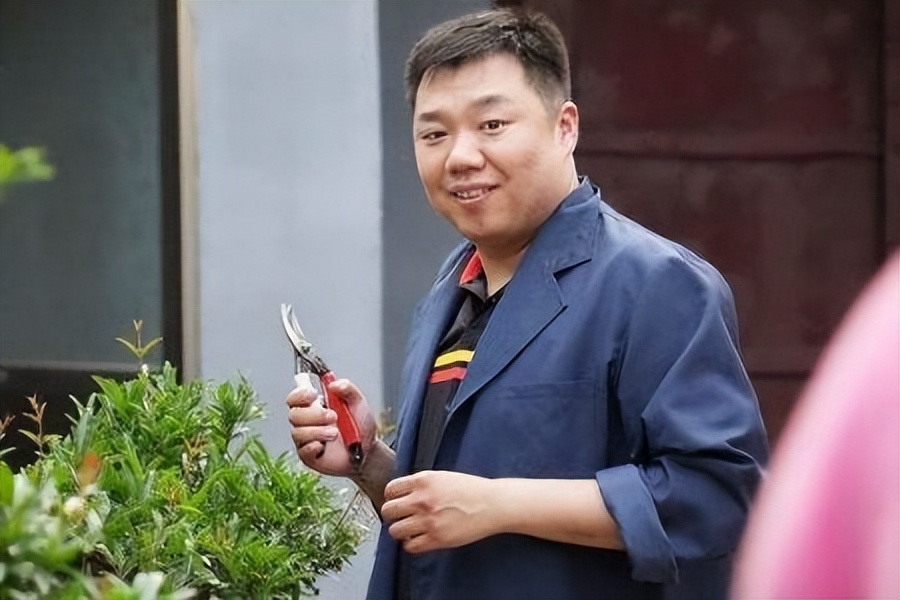 “李大嘴”姜超，相亲20次娶胖妻，38岁才得子，蜗居生活也幸福