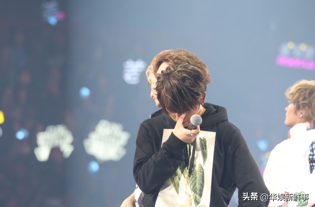 MIRROR红馆演唱会：人气王姜涛再度身体不适，演唱过半即气息不足