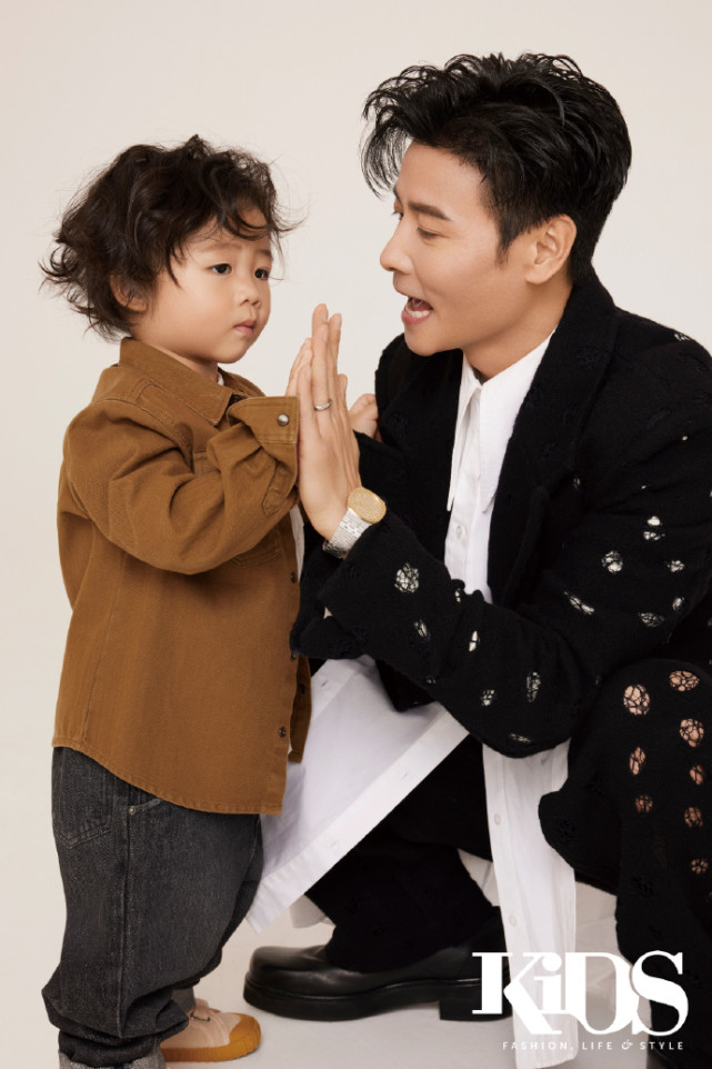 张晋蔡少芬携儿女拍写真，儿子像爸俩女儿像妈，一家五口幸福有爱