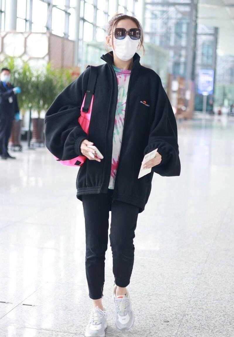 38岁的应采儿真会穿，一身黑色搭配彩色T恤，洋气不说还很高级