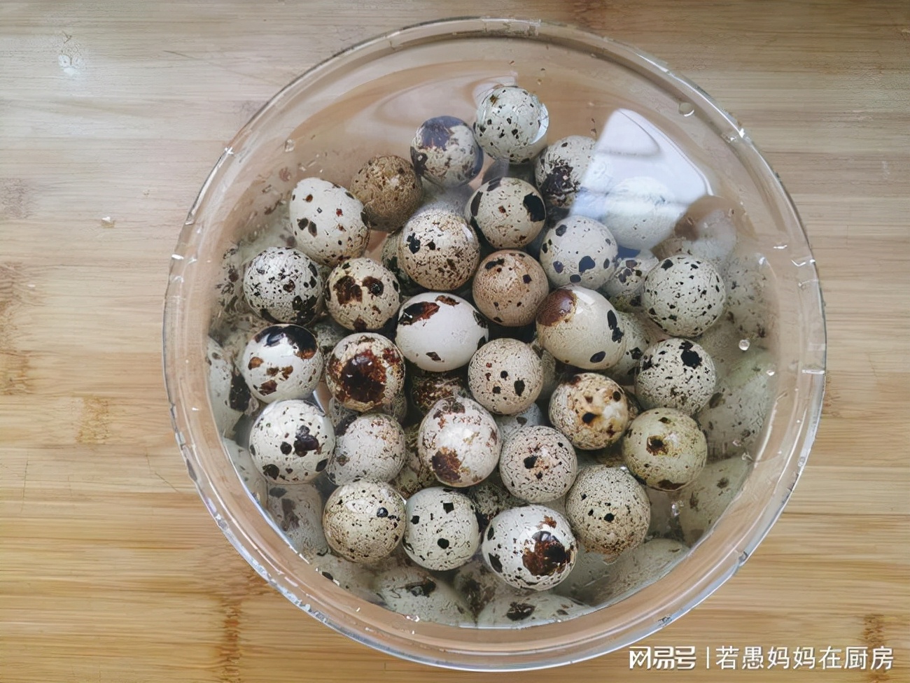鹌鹑蛋不卤也不炸，这种做法比白水煮好吃100倍，一口一个超过瘾