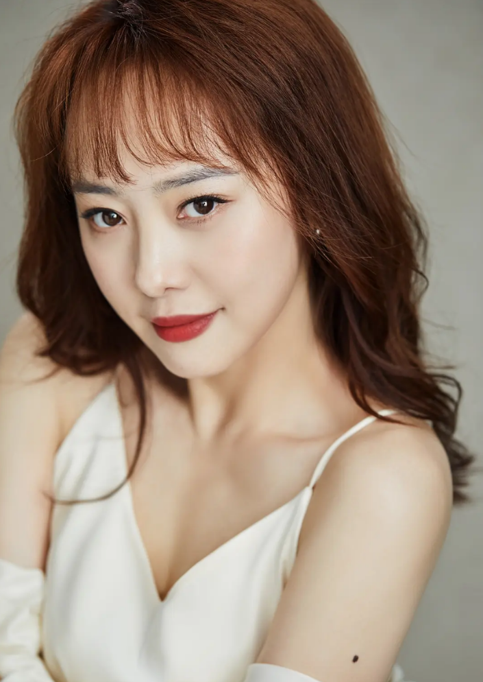 刘园园：逼婚大12岁央视名嘴，携2岁女儿办婚礼，如今过得怎样？