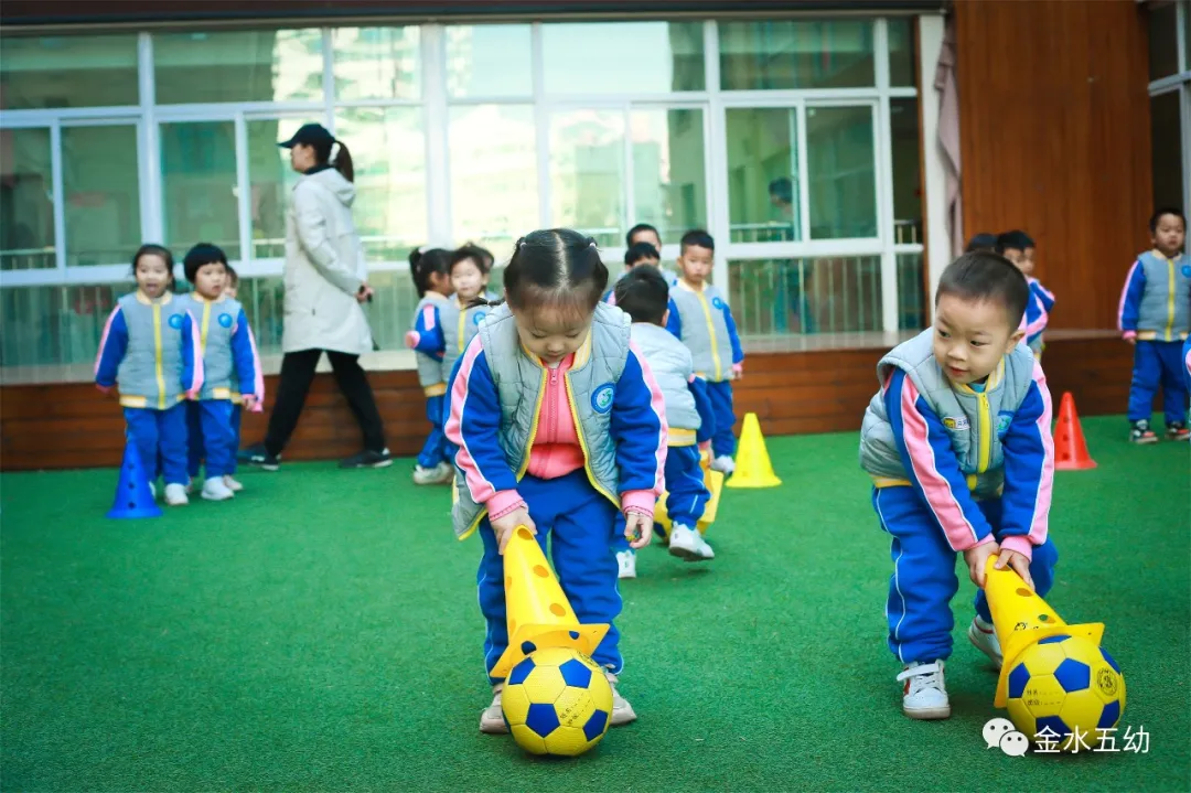 小学生足球队入场词(享运动•健体魄•悦童心—金水五幼教育集团“趣味运动周”纪实)