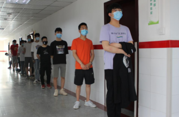 高考体检要“全裸上阵”，女生听了脸都红了，医生：谁愿意看你