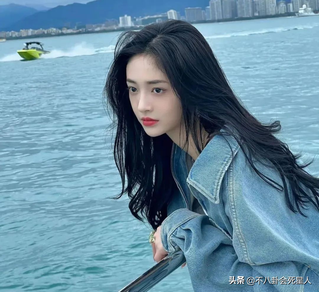 五官好看，“吃亏”在脸上，热巴脸颊凹陷，鞠婧祎颧骨突出