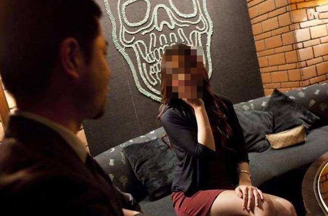 女大学生因想买7000元的裙子，到酒吧做兼职模特，最终结局如何？