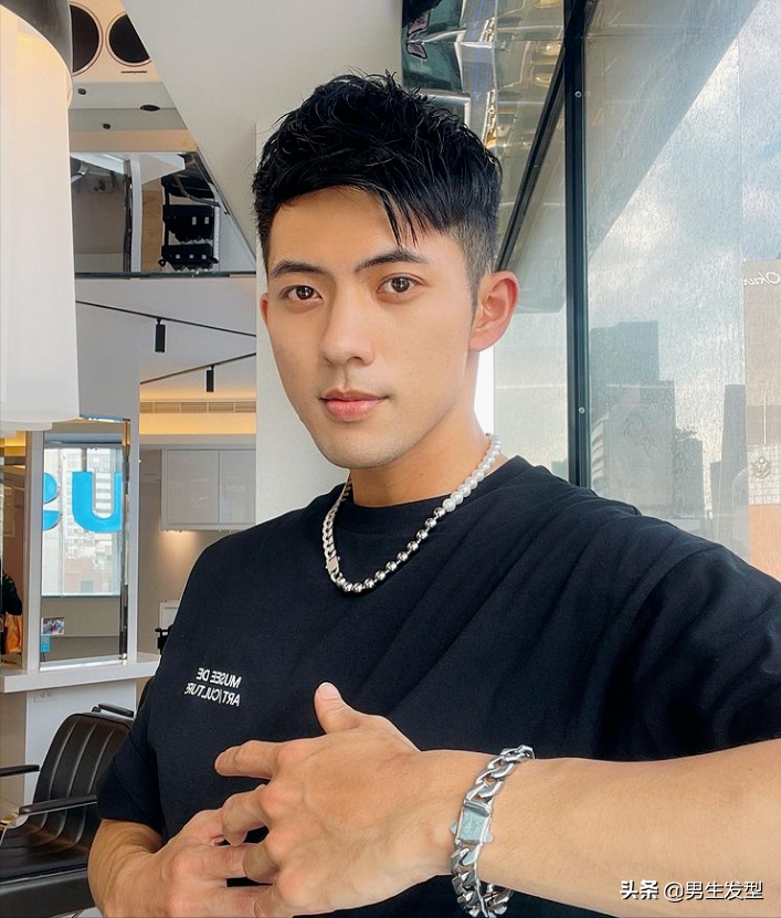 男生剪“锅盖头”太幼稚了，试试这3款潮流发型，谁剪谁帅气