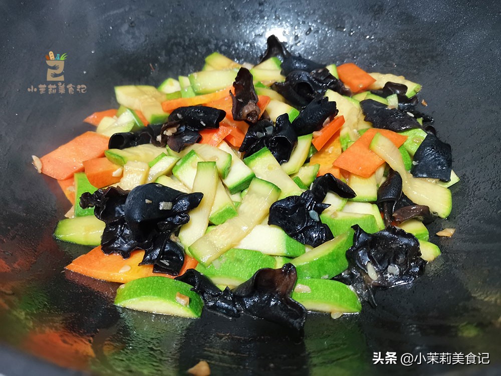女人们：皮肤干燥，别只会敷面膜，常吃8种食物，水润嫩白美美哒