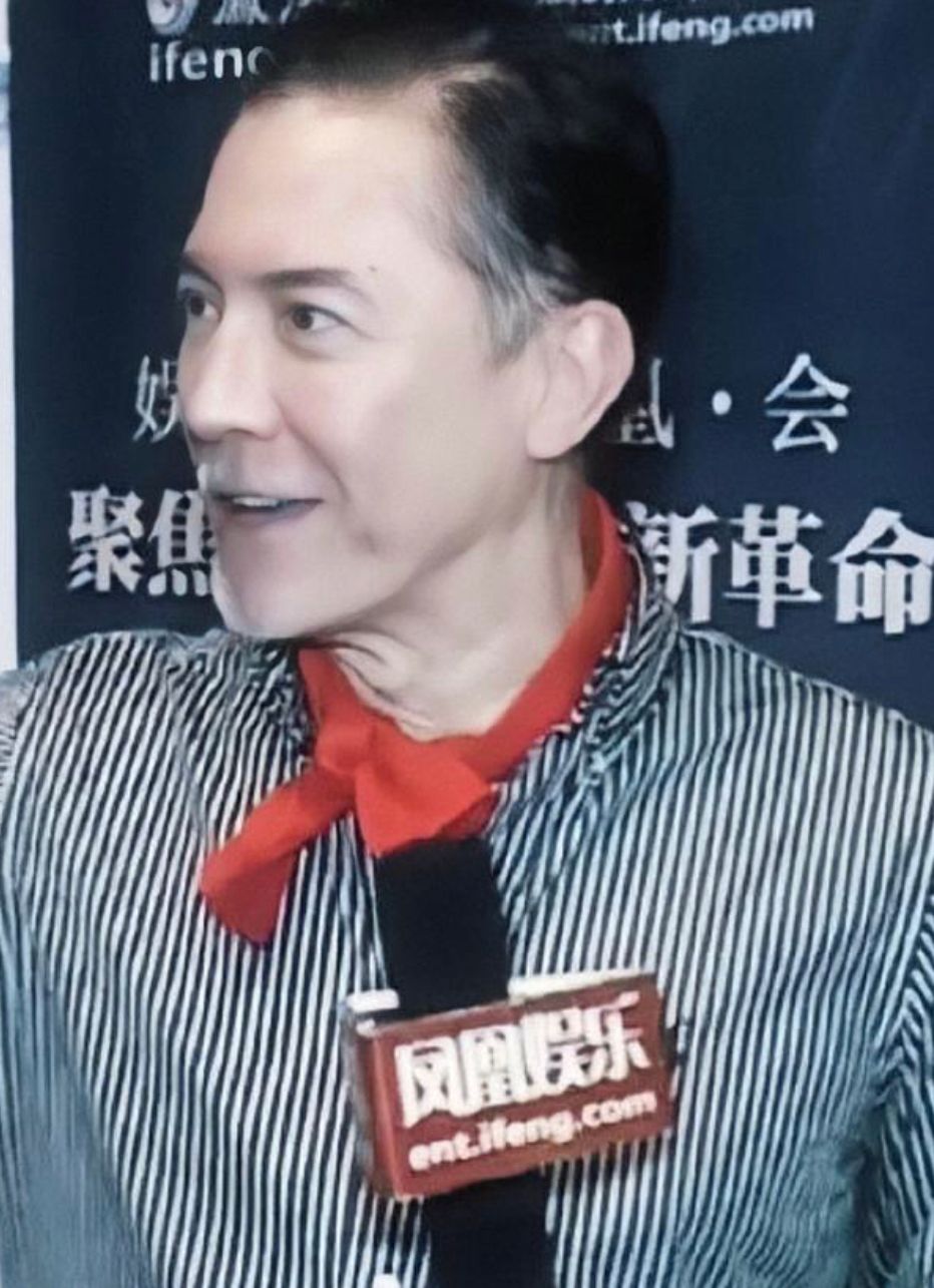 尊龙老了依然是男神，白发不染仍有贵族气质，优雅到骨子里的男人