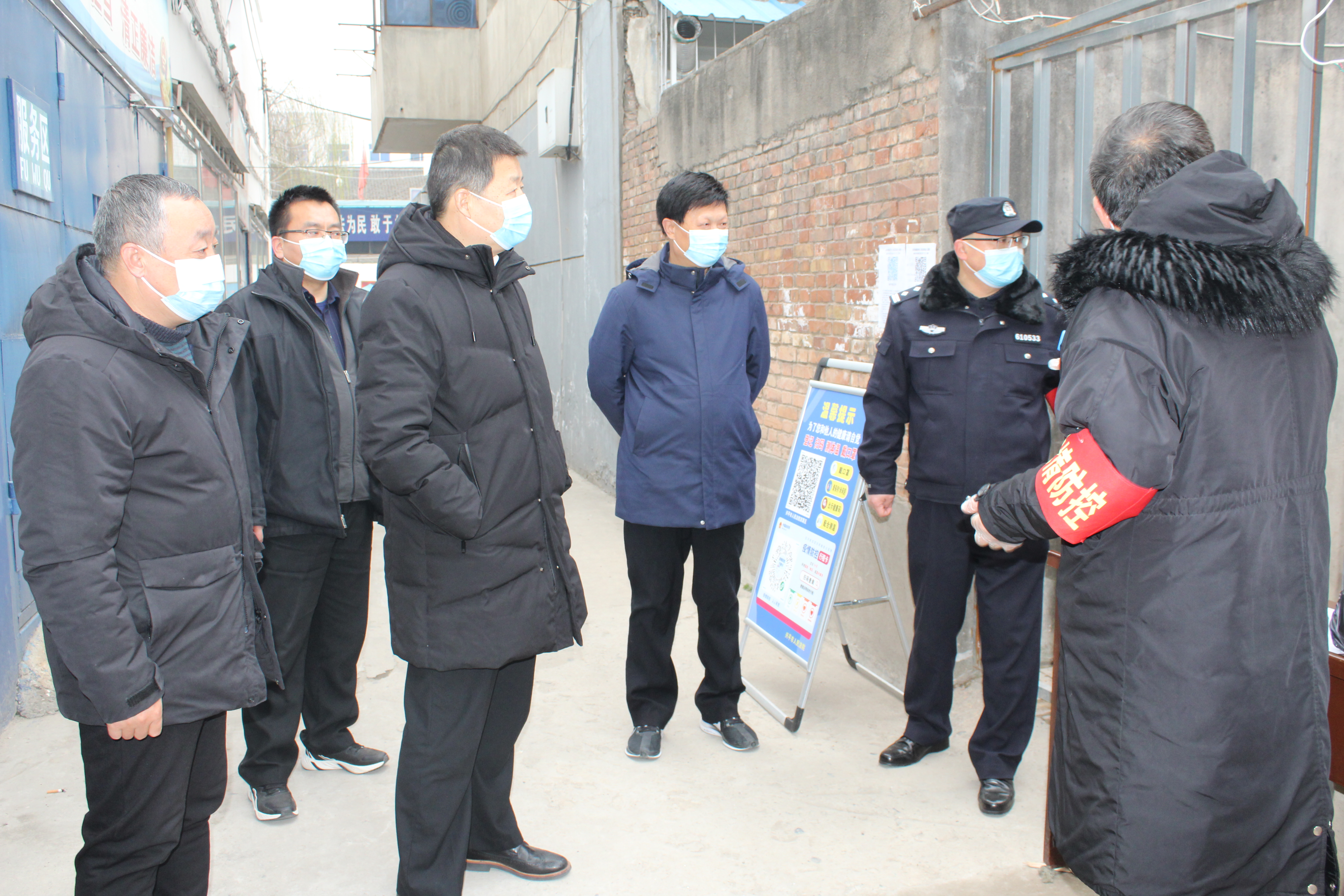 兴平法院党组书记、代院长王建宏看望慰问疫情防控第一线干警
