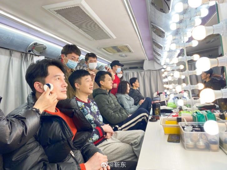 好友到幕后boss，靳东看到王梓权真的不会跳戏吗？