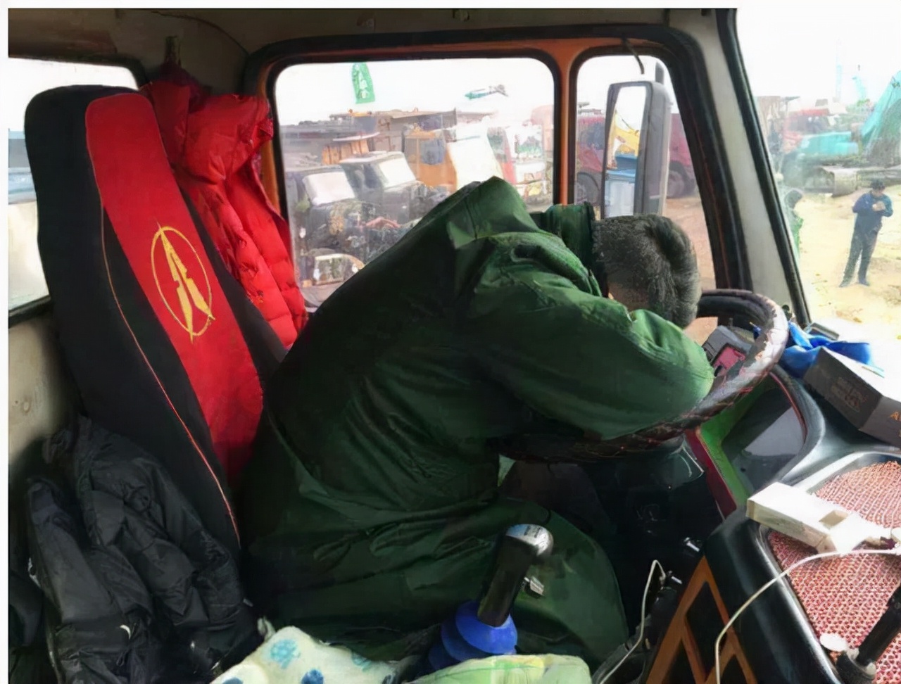 卡车司机月薪过万招不到人,年轻人用行动表示:钱不是最重要的