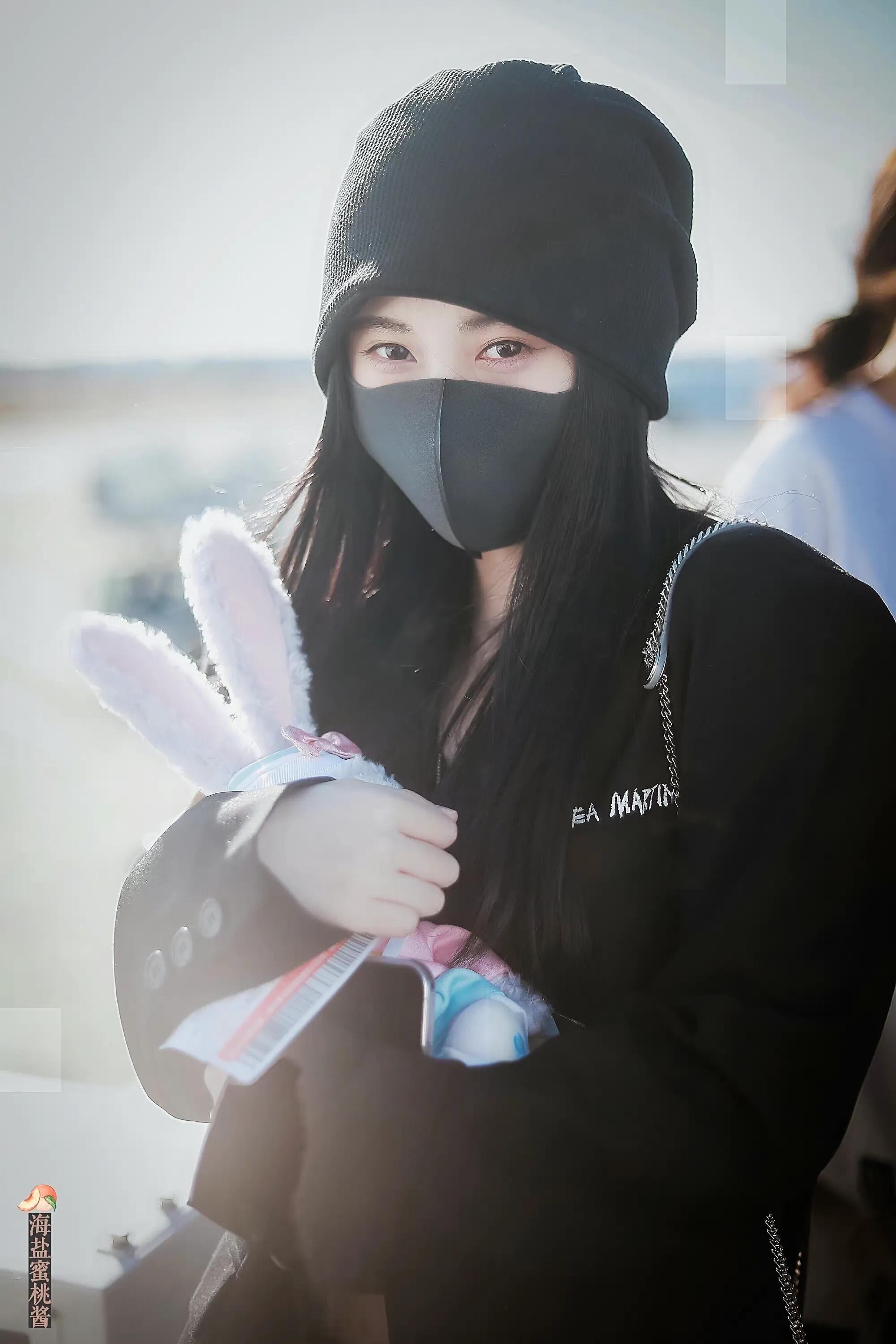 鞠婧祎机场照｜隔着口罩也能看见笑盈盈的脸