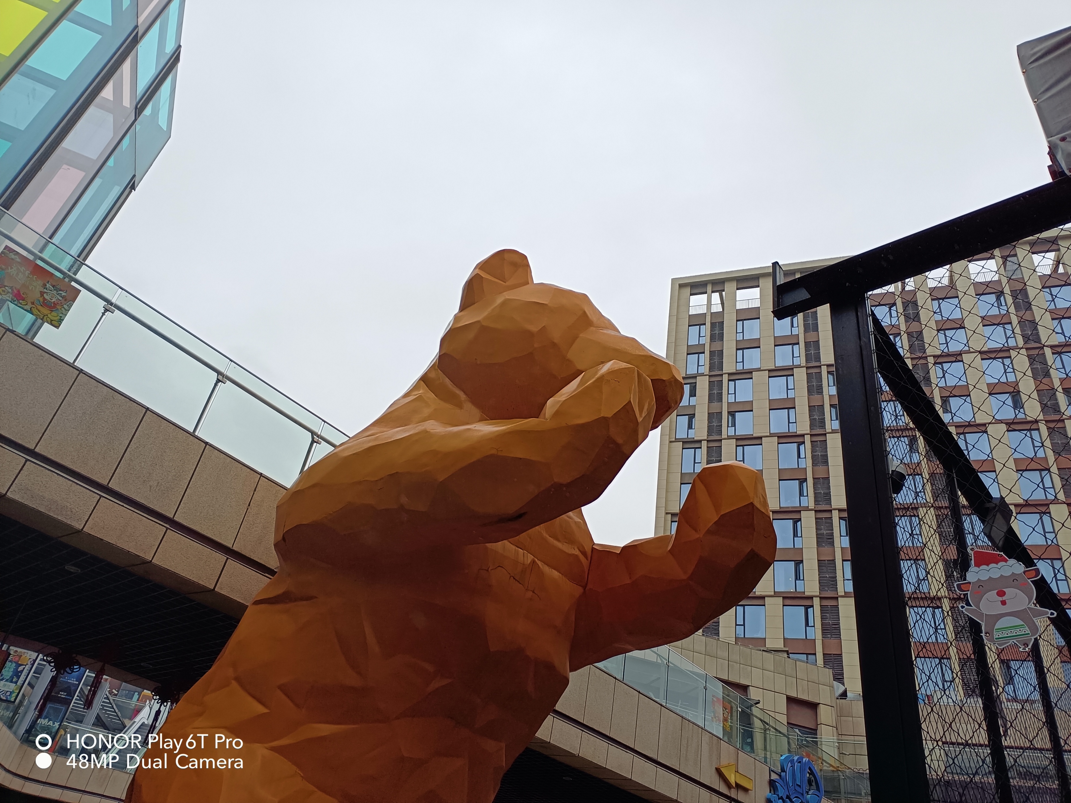 1500块钱左右的手机该做成什么样？荣耀Play6T Pro是不一样的答案