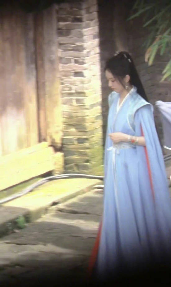 赵丽颖《与凤行》首曝路透照，穿蓝色坎肩古装仙气十足